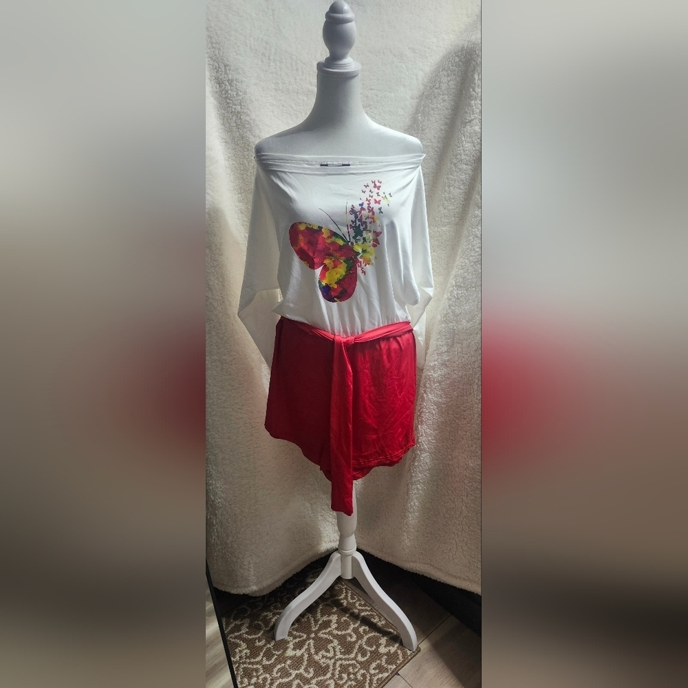 Chic me Romper with a White Butterfly Print Top with Red Shorts Size: L - Picture 2 of 7